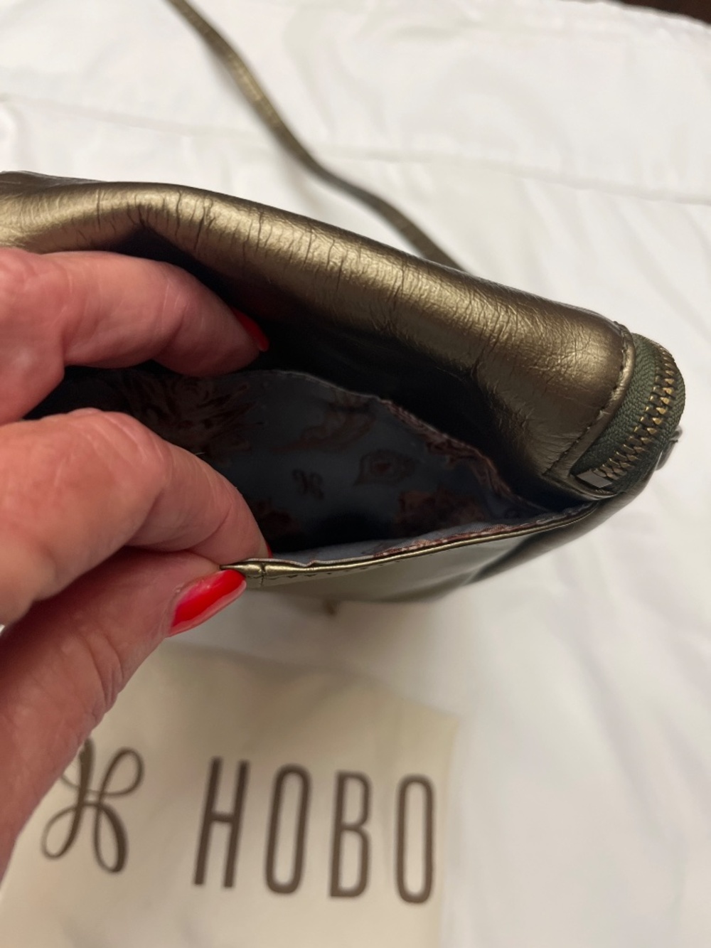 Like New HOBO Bronze Gold Fern Crossbody Bag. - Picture 5 of 11